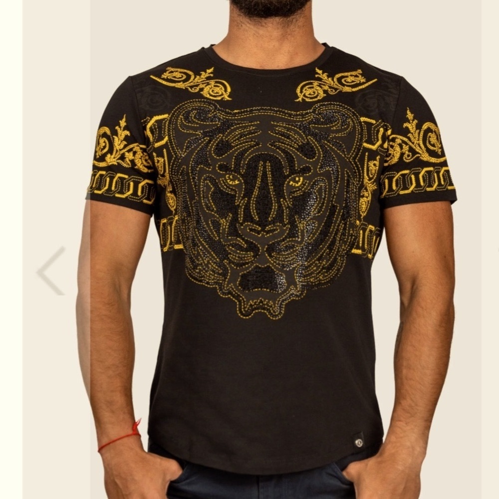 🔥NWT BLACK and YELLOW GOLD LION SHIRT. SIZE M. Gorgeous fabric and crystals.